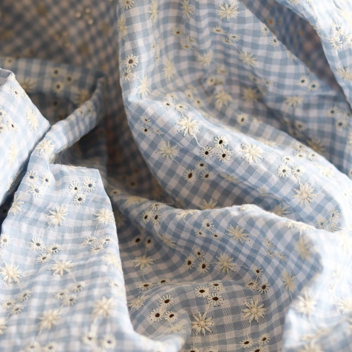 Seersucker / Coton gaufré vichy blanc et bleu ciel broderie