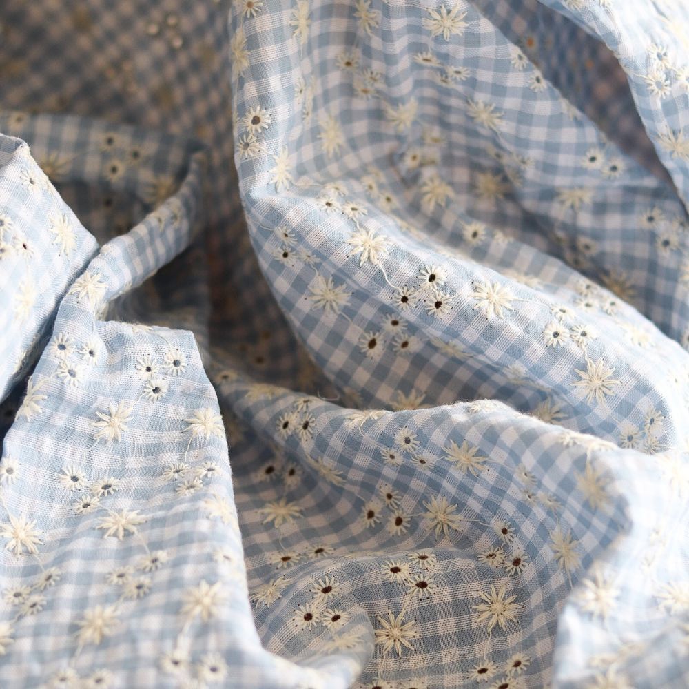 Seersucker / Coton gaufré vichy blanc et bleu ciel broderie