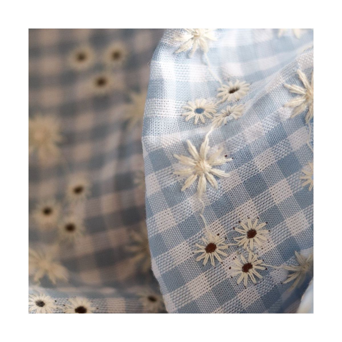 Seersucker / Coton gaufré vichy blanc et bleu ciel broderie