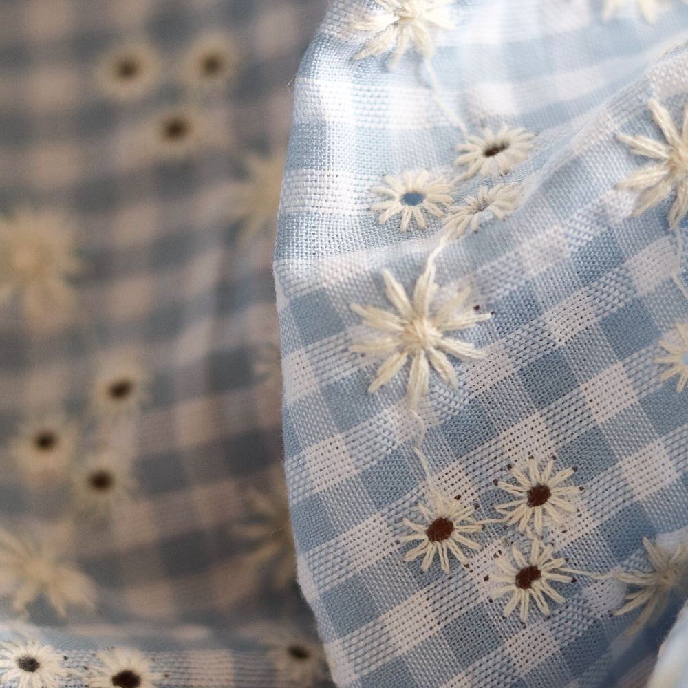 Seersucker / Coton gaufré vichy blanc et bleu ciel broderie