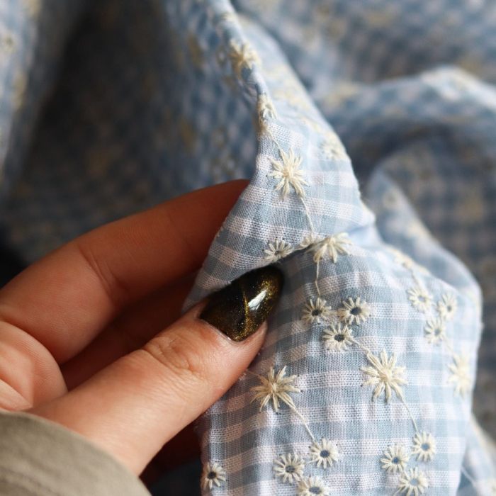 Seersucker / Coton gaufré vichy blanc et bleu ciel broderie