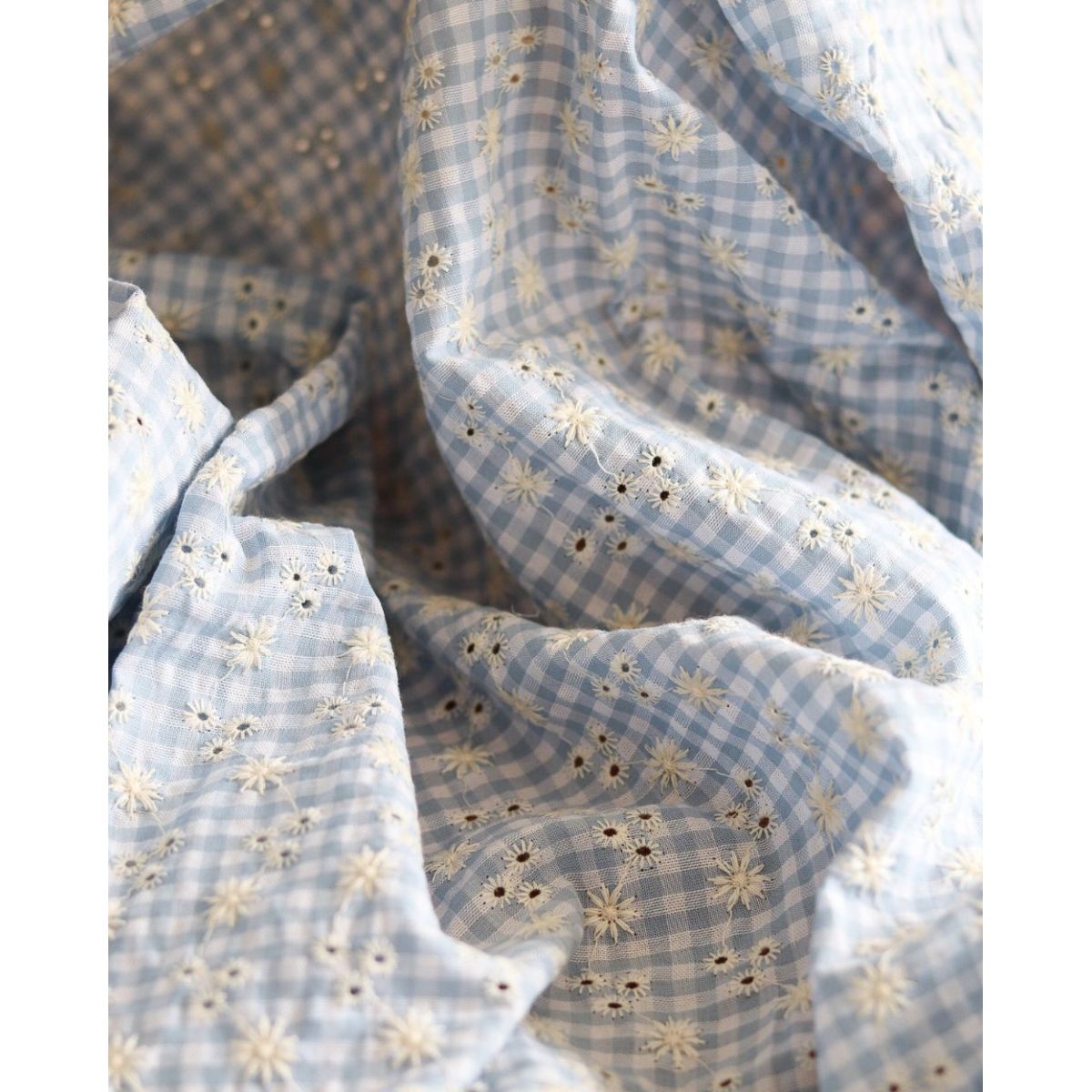 Seersucker / Coton gaufré vichy blanc et bleu ciel broderie