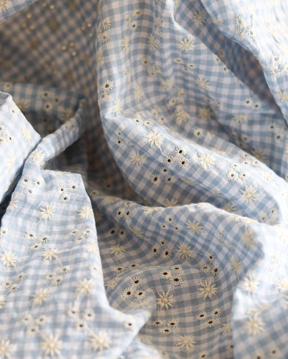 Seersucker / Coton gaufré vichy blanc et bleu ciel broderie