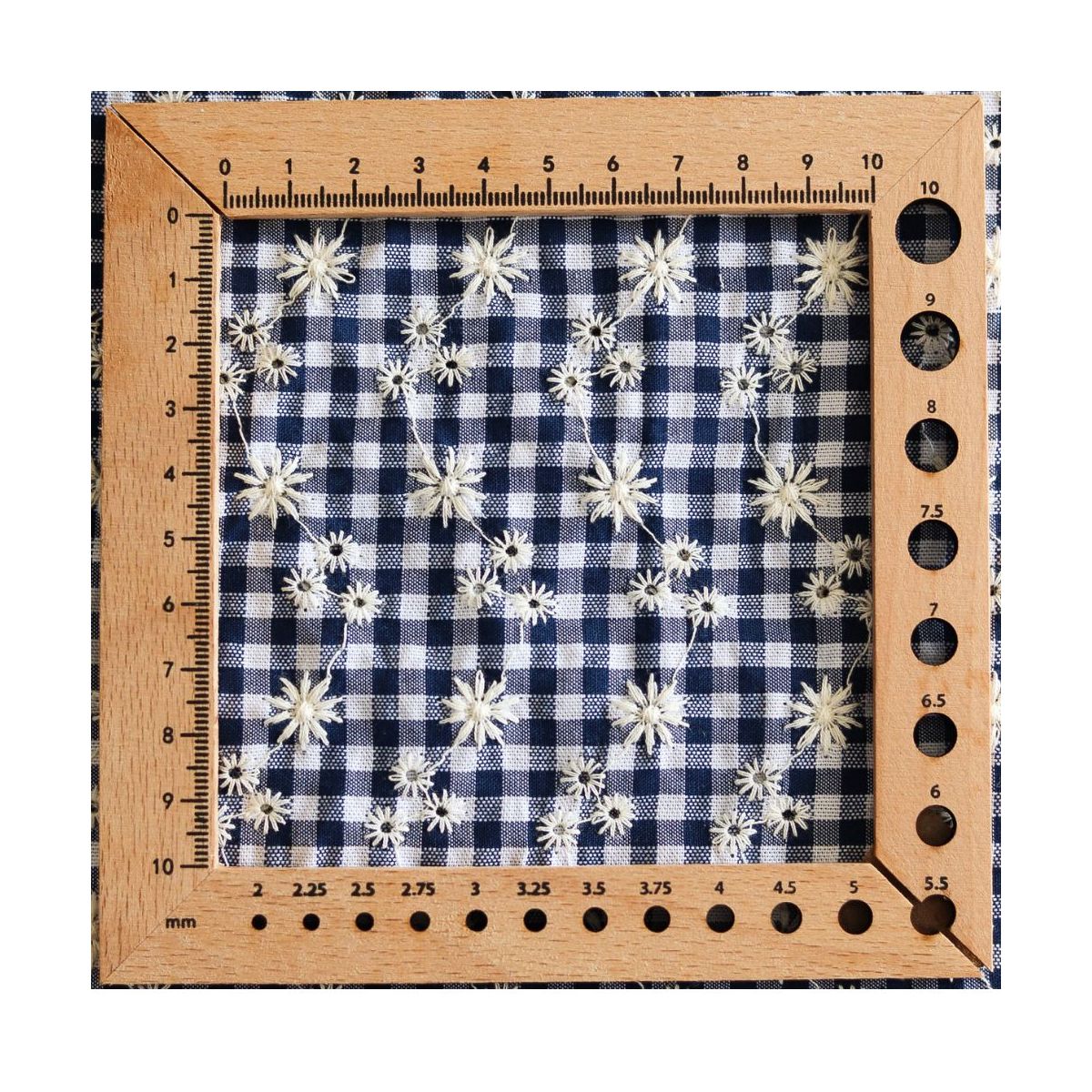 Seersucker / Coton gaufré vichy blanc et bleu marine broderie