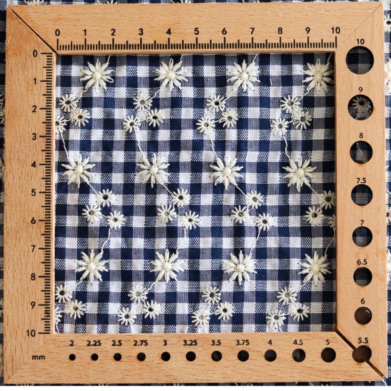 Seersucker / Coton gaufré vichy blanc et bleu marine broderie