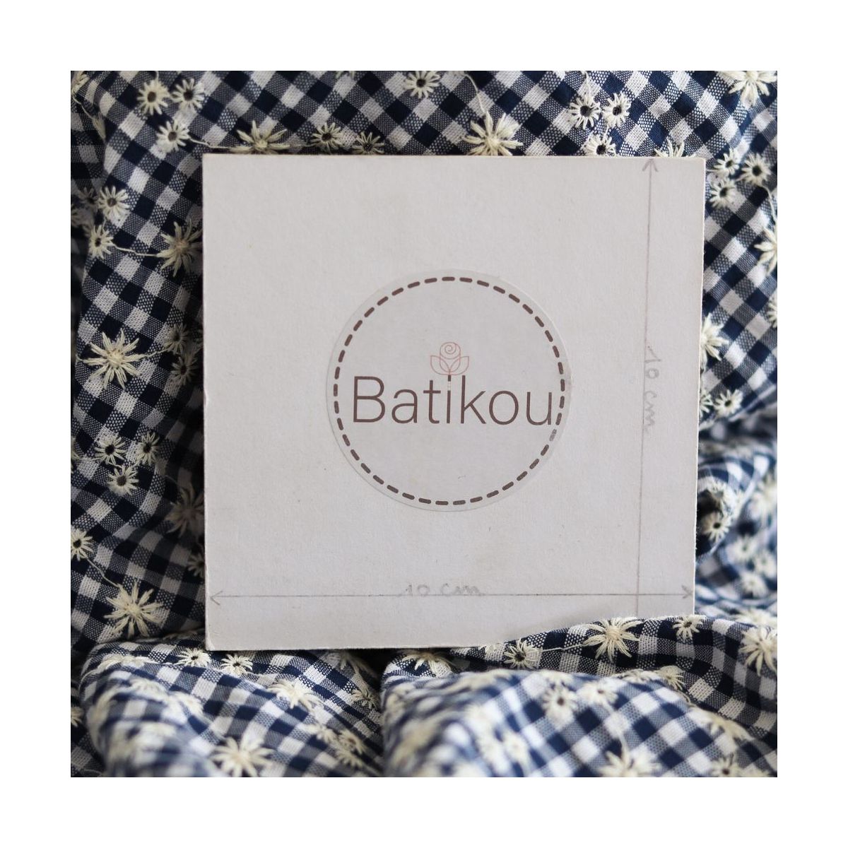 Seersucker / Coton gaufré vichy blanc et bleu marine broderie