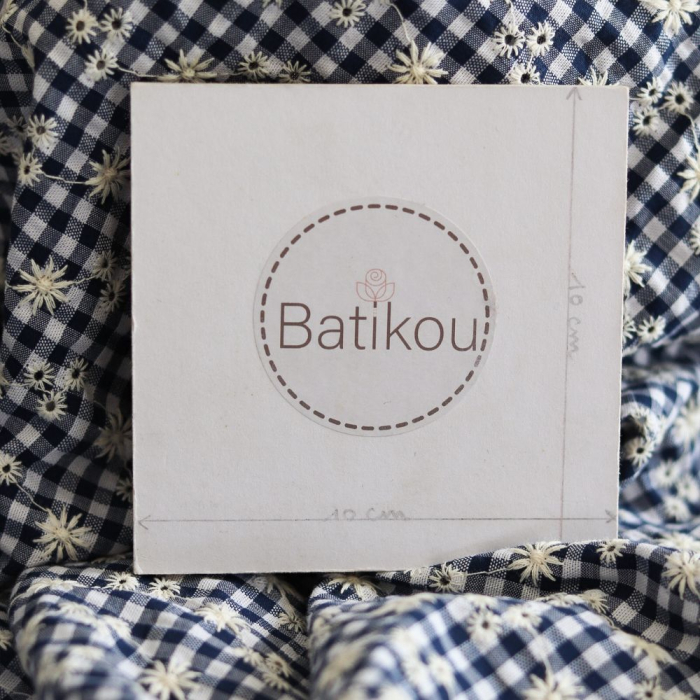 Seersucker / Coton gaufré vichy blanc et bleu marine broderie