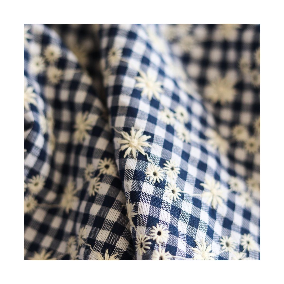 Seersucker / Coton gaufré vichy blanc et bleu marine broderie