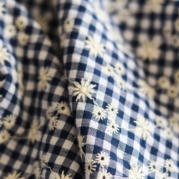 Seersucker / Coton gaufré vichy blanc et bleu marine broderie