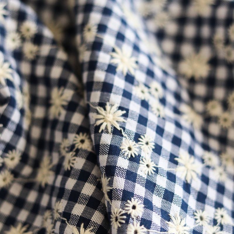 Seersucker / Coton gaufré vichy blanc et bleu marine broderie