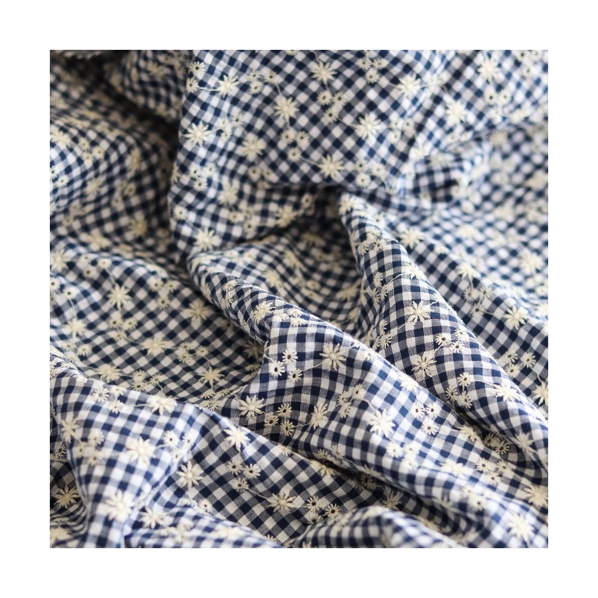 Seersucker / Coton gaufré vichy blanc et bleu marine broderie