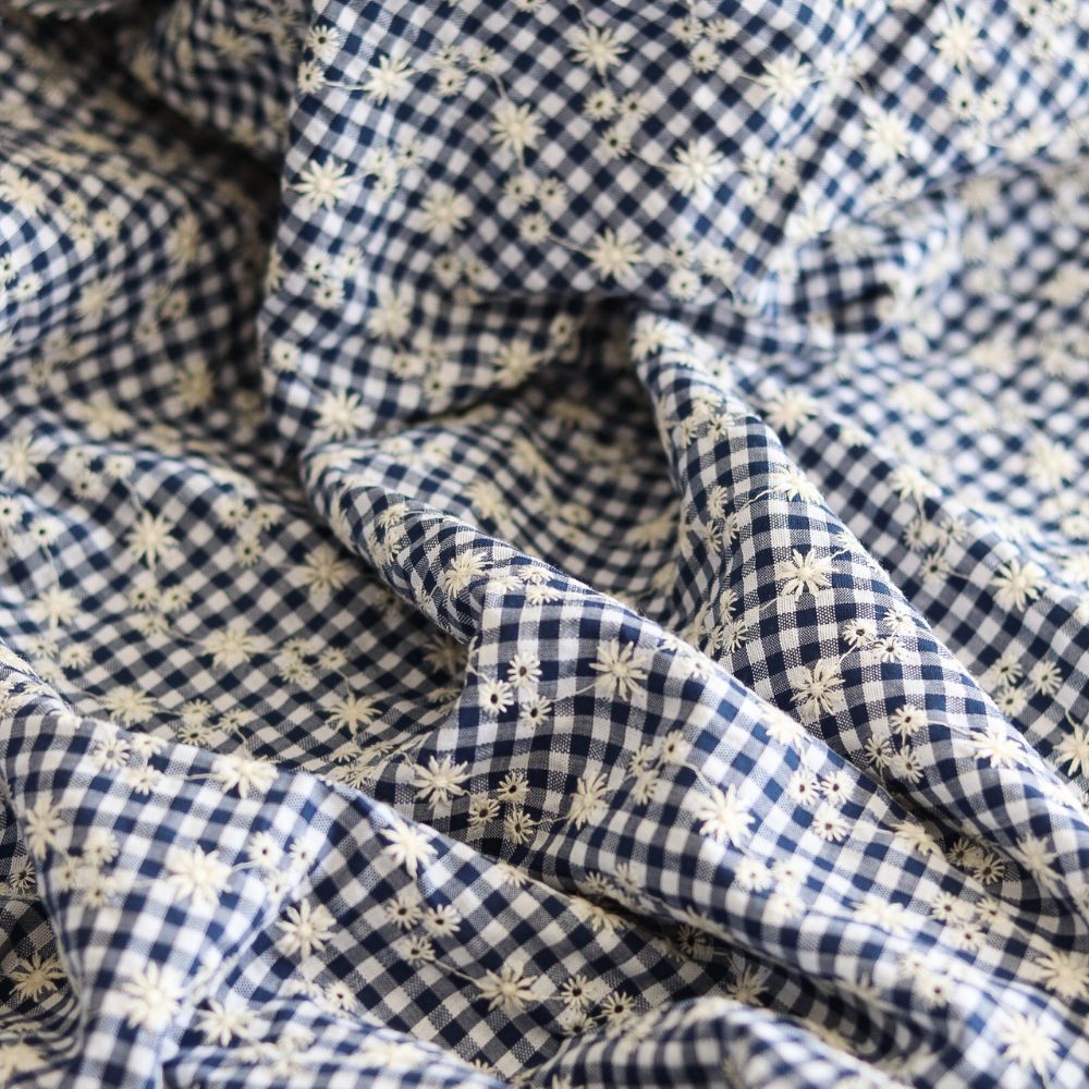 Seersucker / Coton gaufré vichy blanc et bleu marine broderie