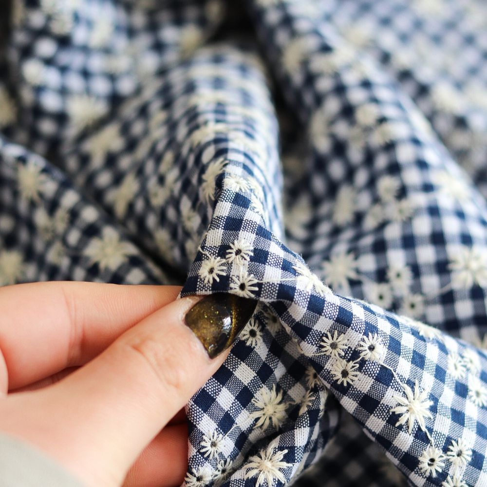 Seersucker / Coton gaufré vichy blanc et bleu marine broderie