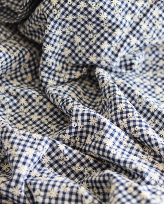 Seersucker / Coton gaufré vichy blanc et bleu marine broderie