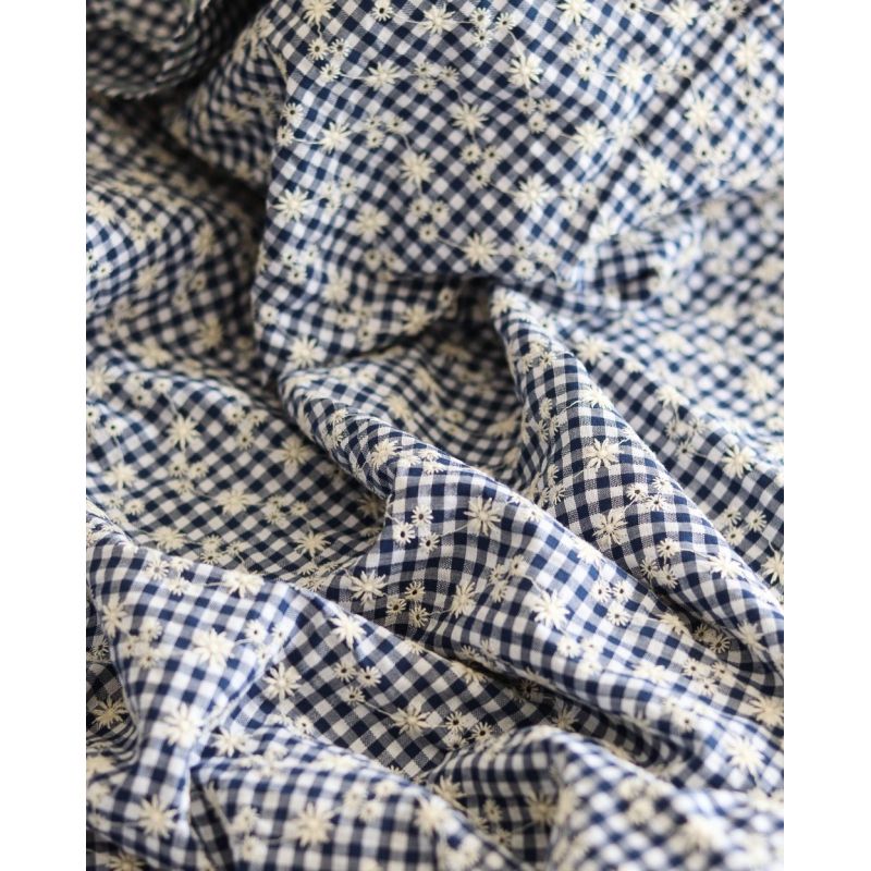 Seersucker / Coton gaufré vichy blanc et bleu marine broderie