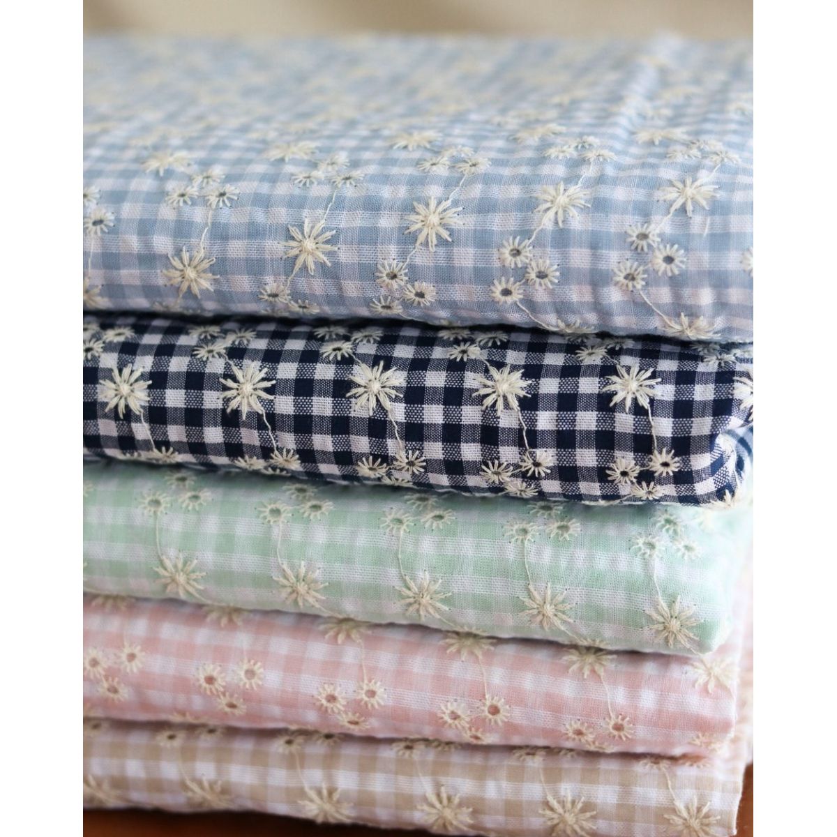 Seersucker / Coton gaufré vichy blanc et bleu marine broderie