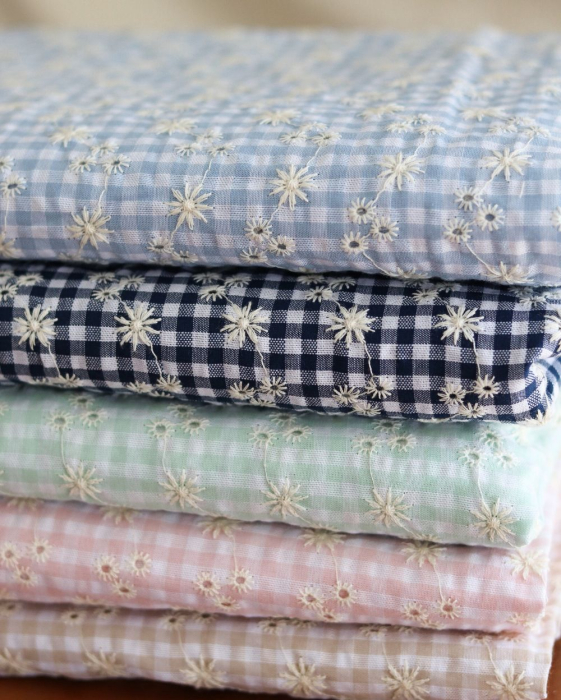 Seersucker / Coton gaufré vichy blanc et bleu marine broderie