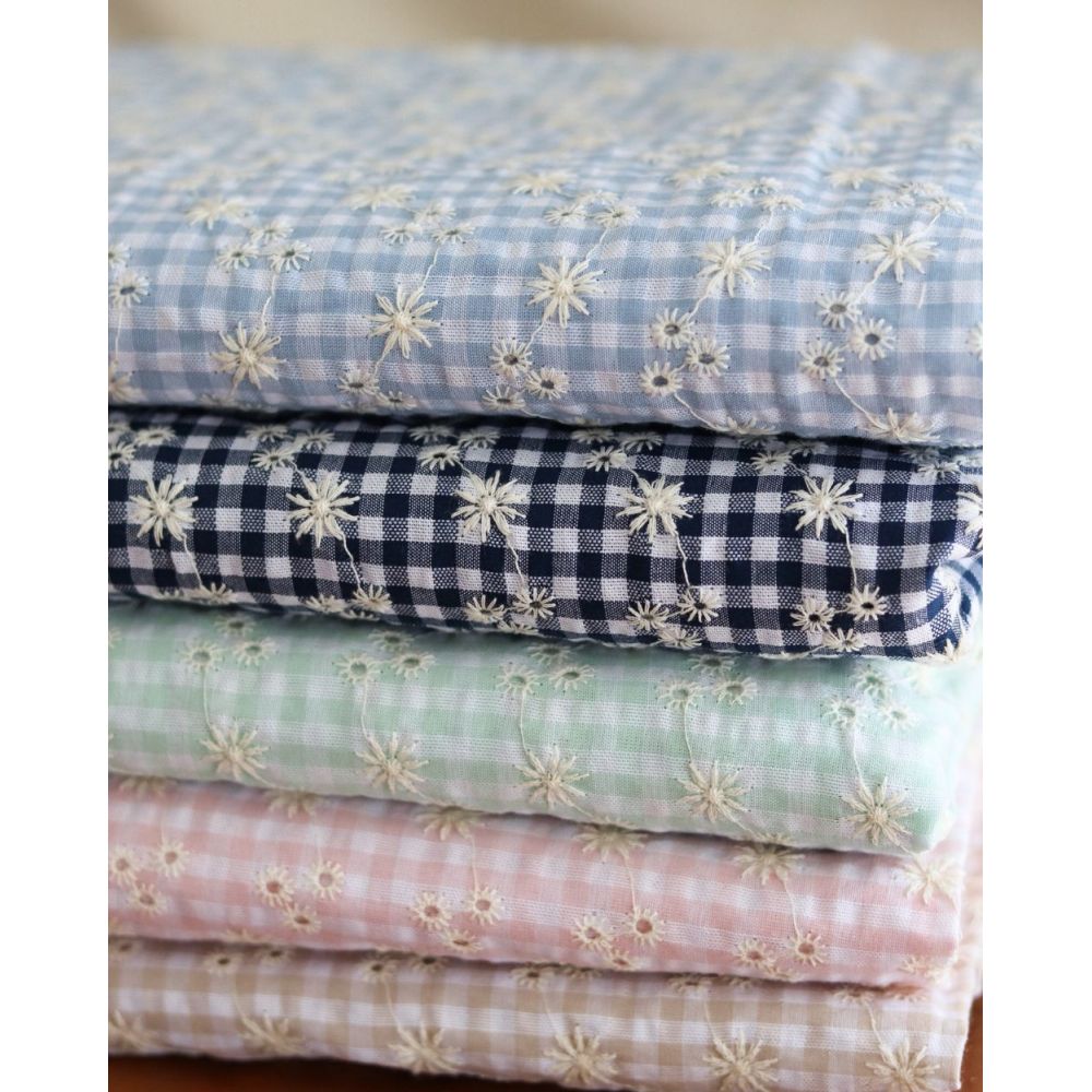 Seersucker / Coton gaufré vichy blanc et bleu marine broderie