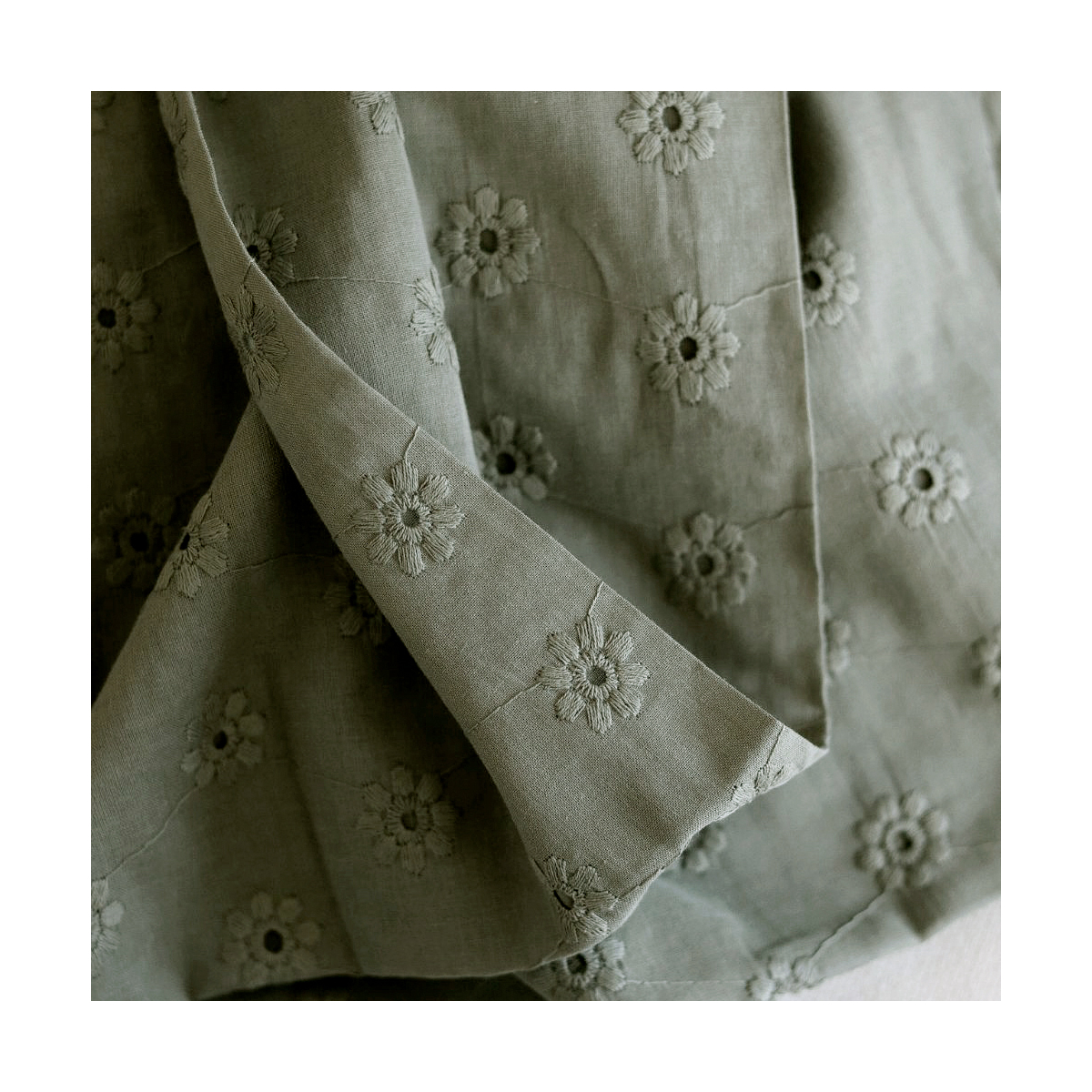 Voile de coton broderies fleuri ton sur ton kaki clair Voile de coton broderies fleuri ton sur ton kaki clair