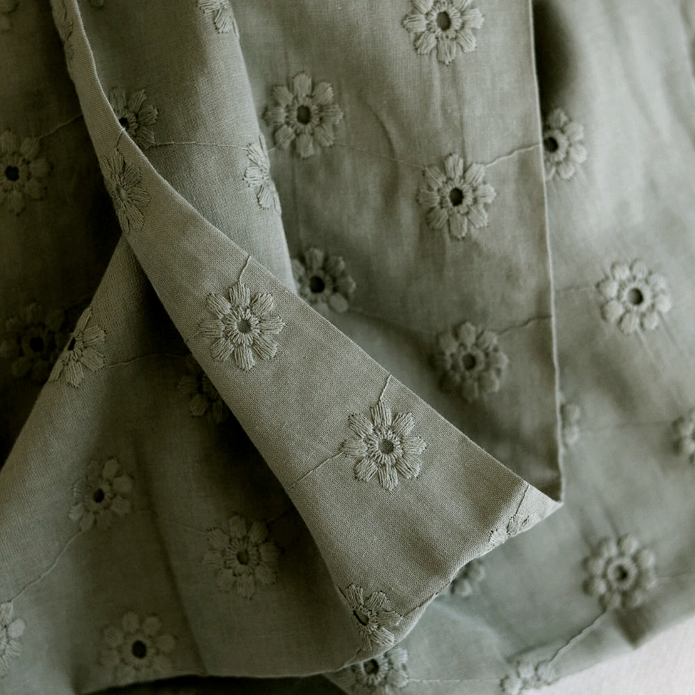 Voile de coton broderies fleuri ton sur ton kaki clair