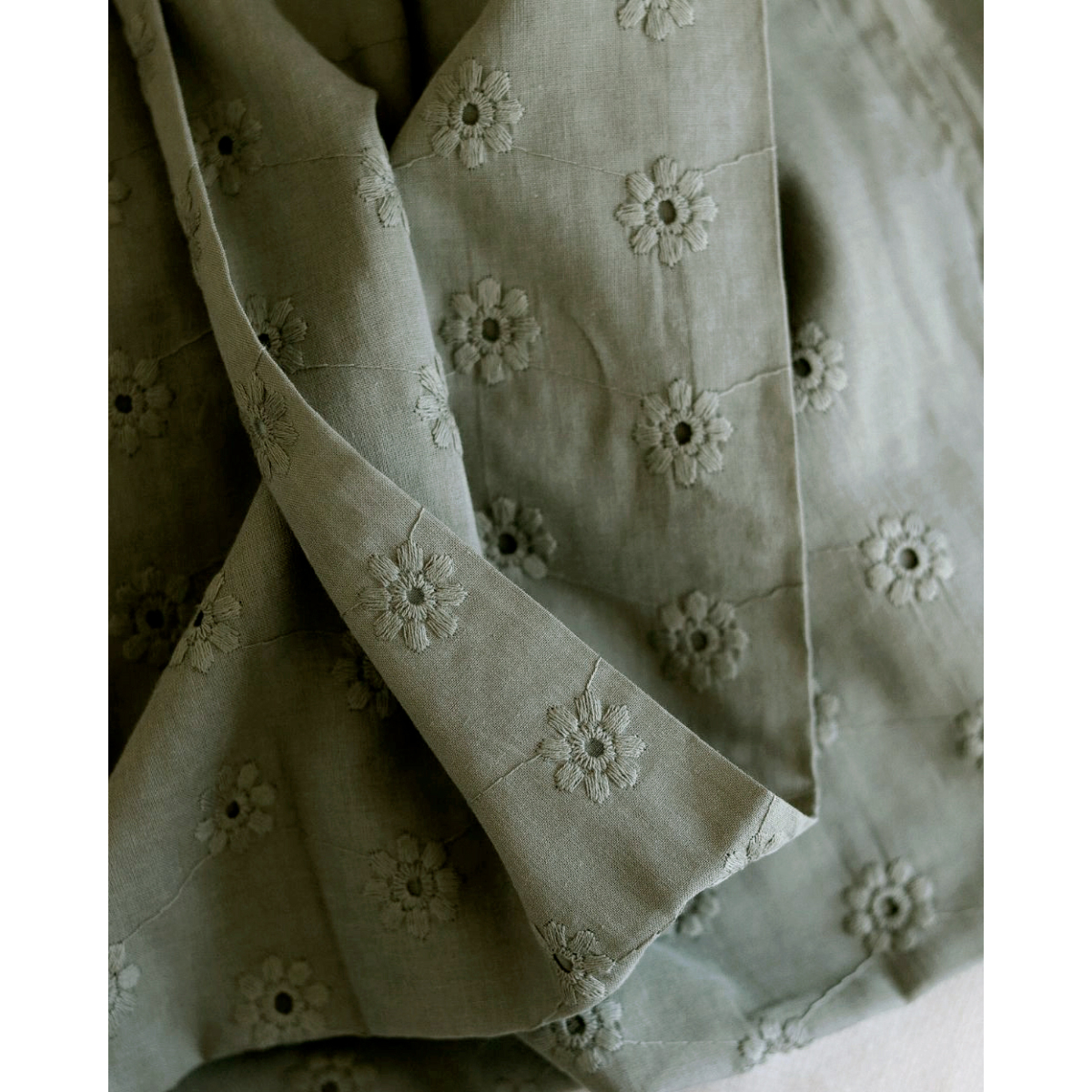 Voile de coton broderies fleuri ton sur ton kaki clair Voile de coton broderies fleuri ton sur ton kaki clair