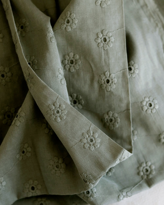 Voile de coton broderies fleuri ton sur ton kaki clair