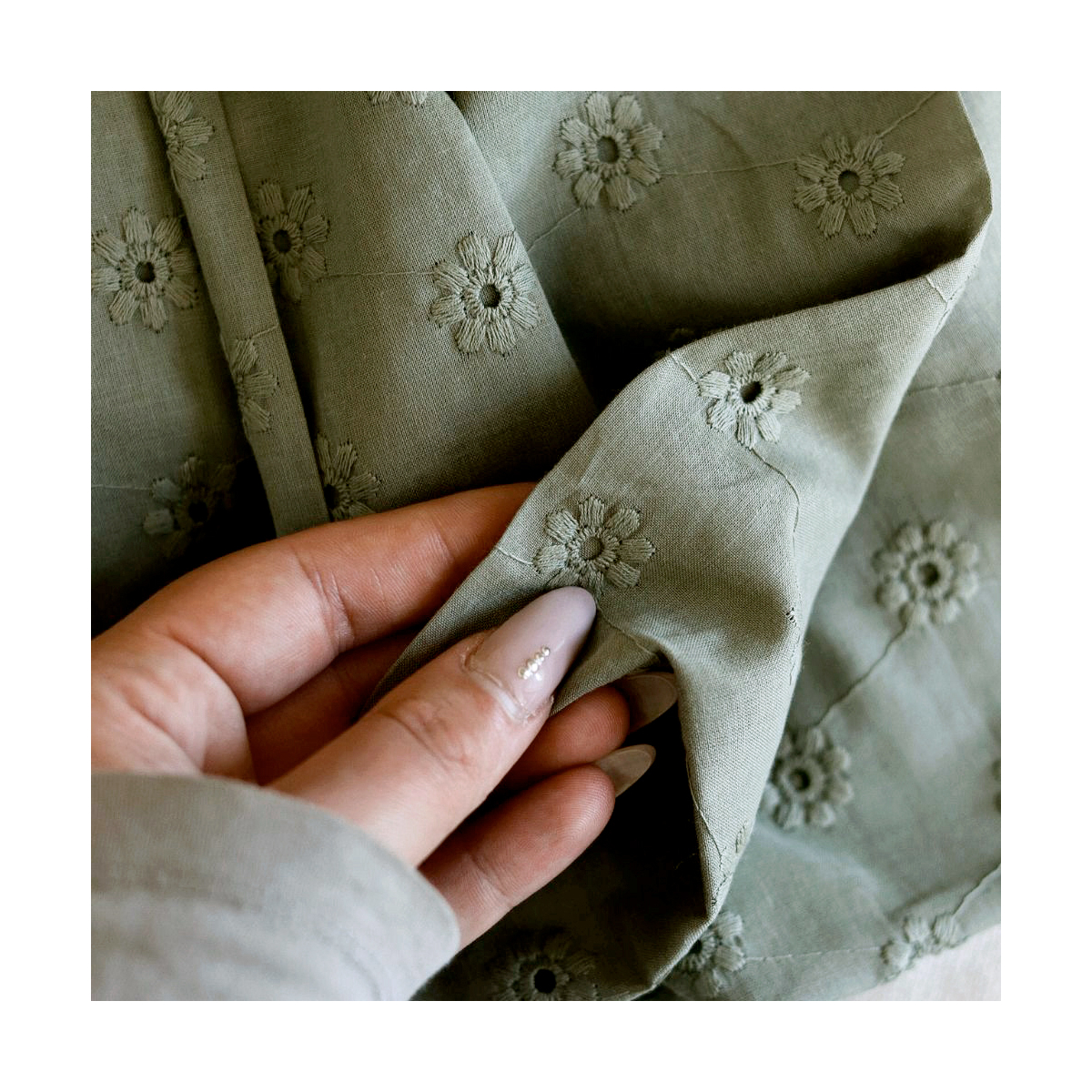 Voile de coton broderies fleuri ton sur ton kaki clair Voile de coton broderies fleuri ton sur ton kaki clair