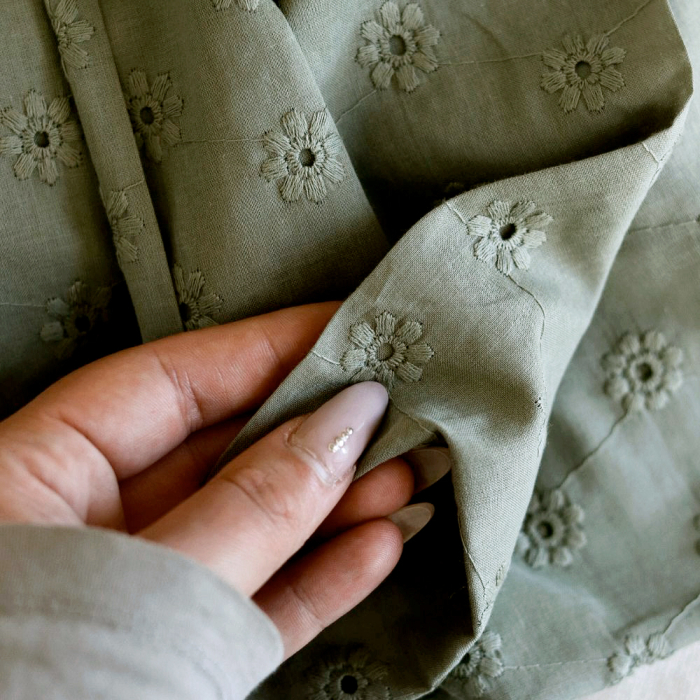 Voile de coton broderies fleuri ton sur ton kaki clair