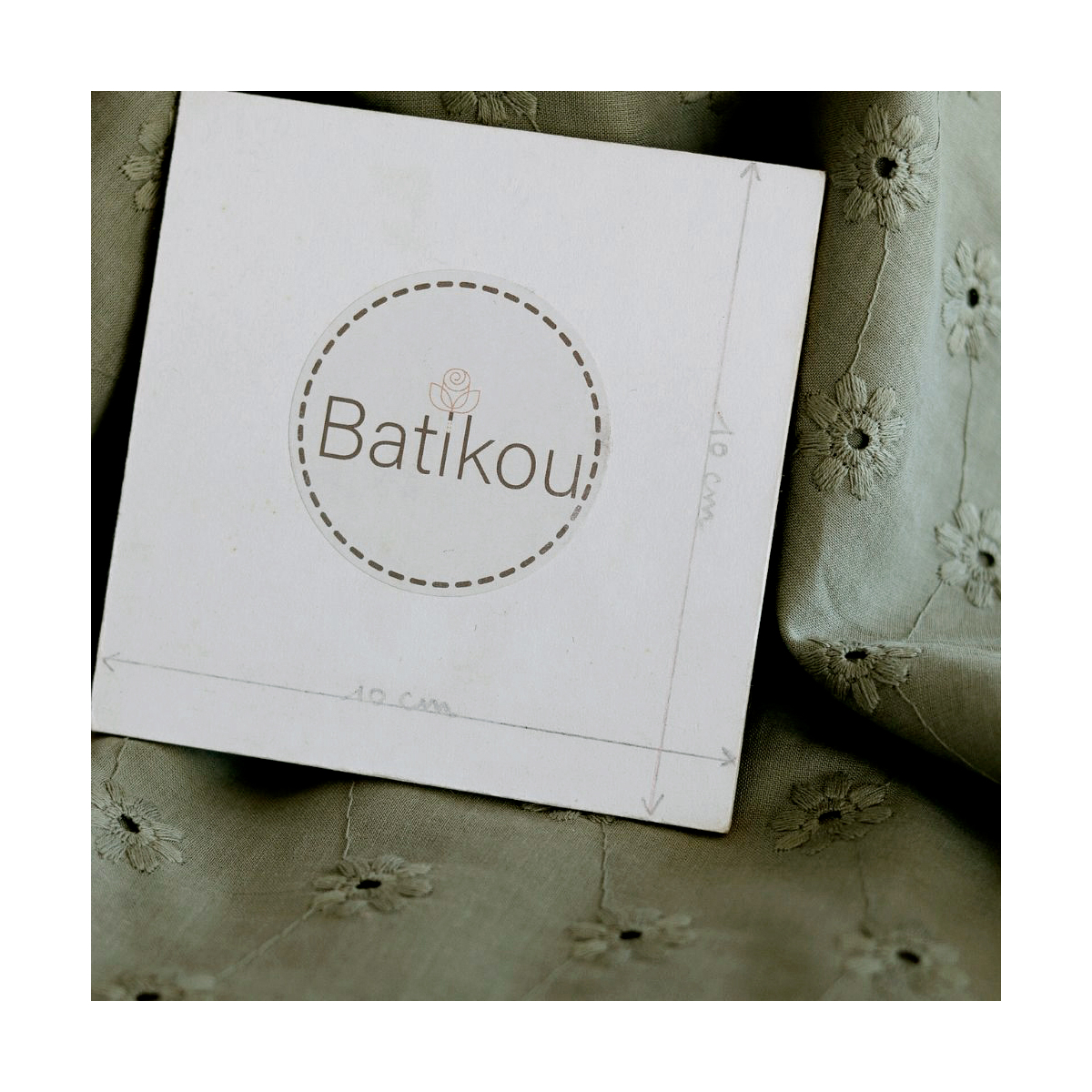 Voile de coton broderies fleuri ton sur ton kaki clair Voile de coton broderies fleuri ton sur ton kaki clair