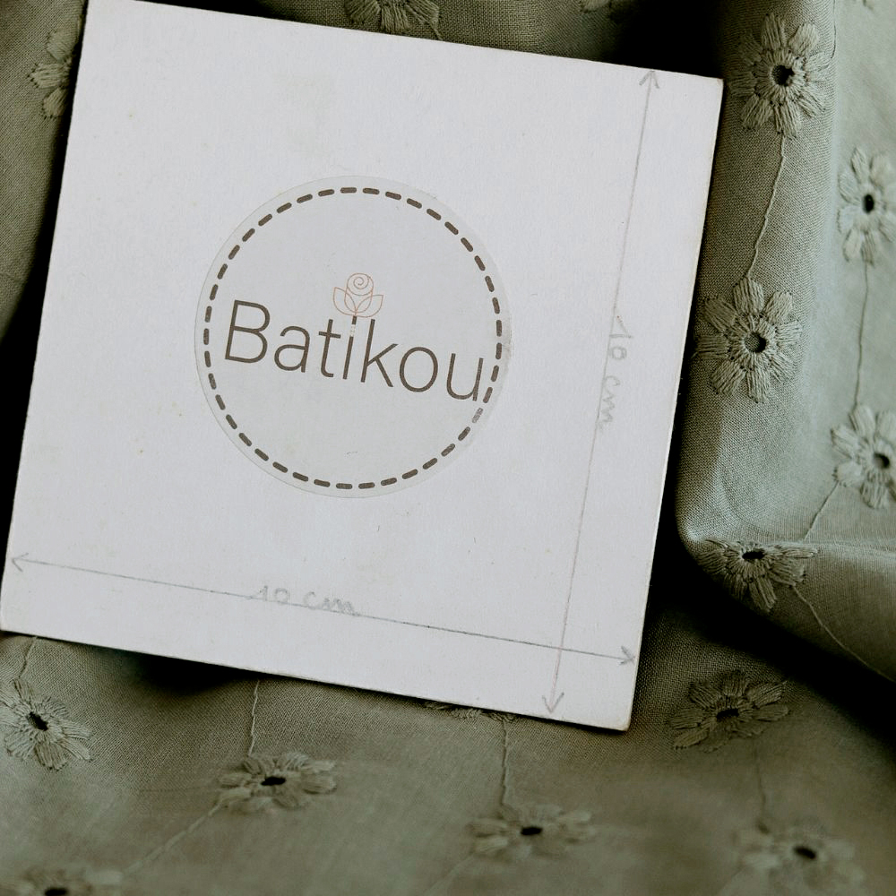 Voile de coton broderies fleuri ton sur ton kaki clair