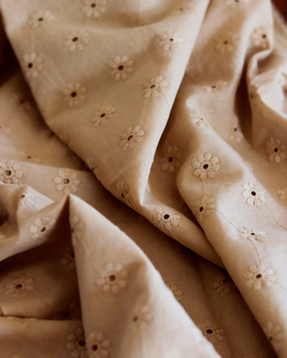 Voile de coton broderies fleuri ton sur ton camel clair