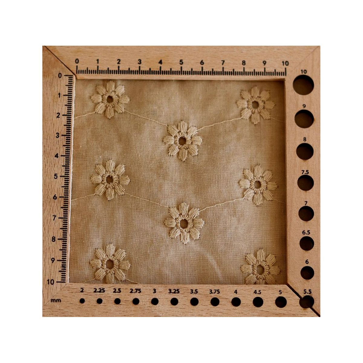 Voile de coton broderies fleuri ton sur ton camel clair Voile de coton broderies fleuri ton sur ton camel clair