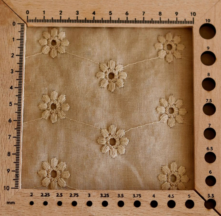 Voile de coton broderies fleuri ton sur ton camel clair