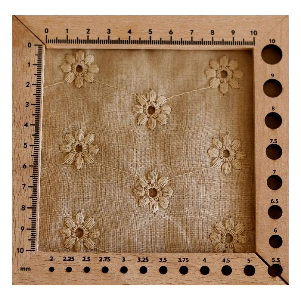 Voile de coton broderies fleuri ton sur ton camel clair