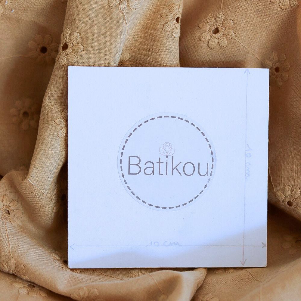 Voile de coton broderies fleuri ton sur ton camel clair