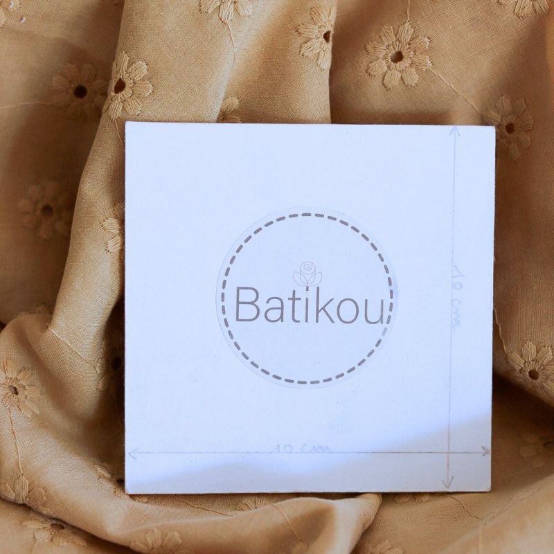 Voile de coton broderies fleuri ton sur ton camel clair