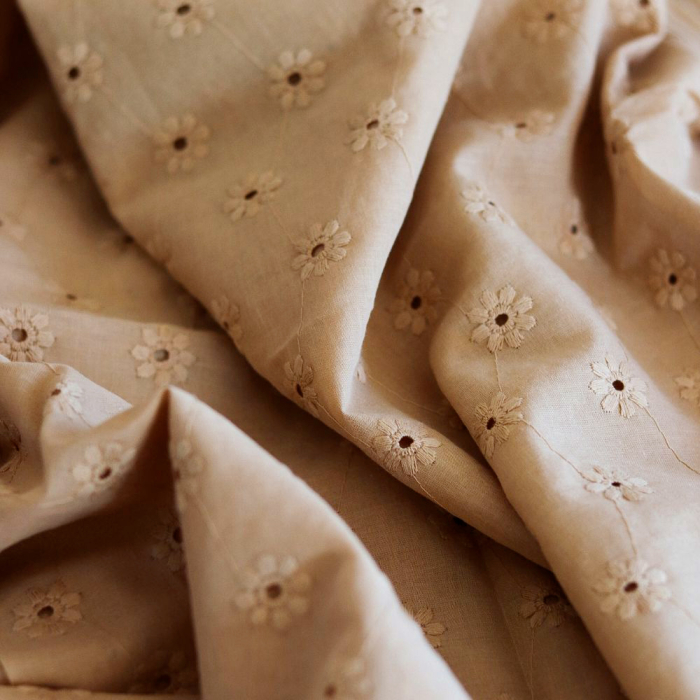 Voile de coton broderies fleuri ton sur ton camel clair
