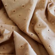 Voile de coton broderies fleuri ton sur ton camel clair