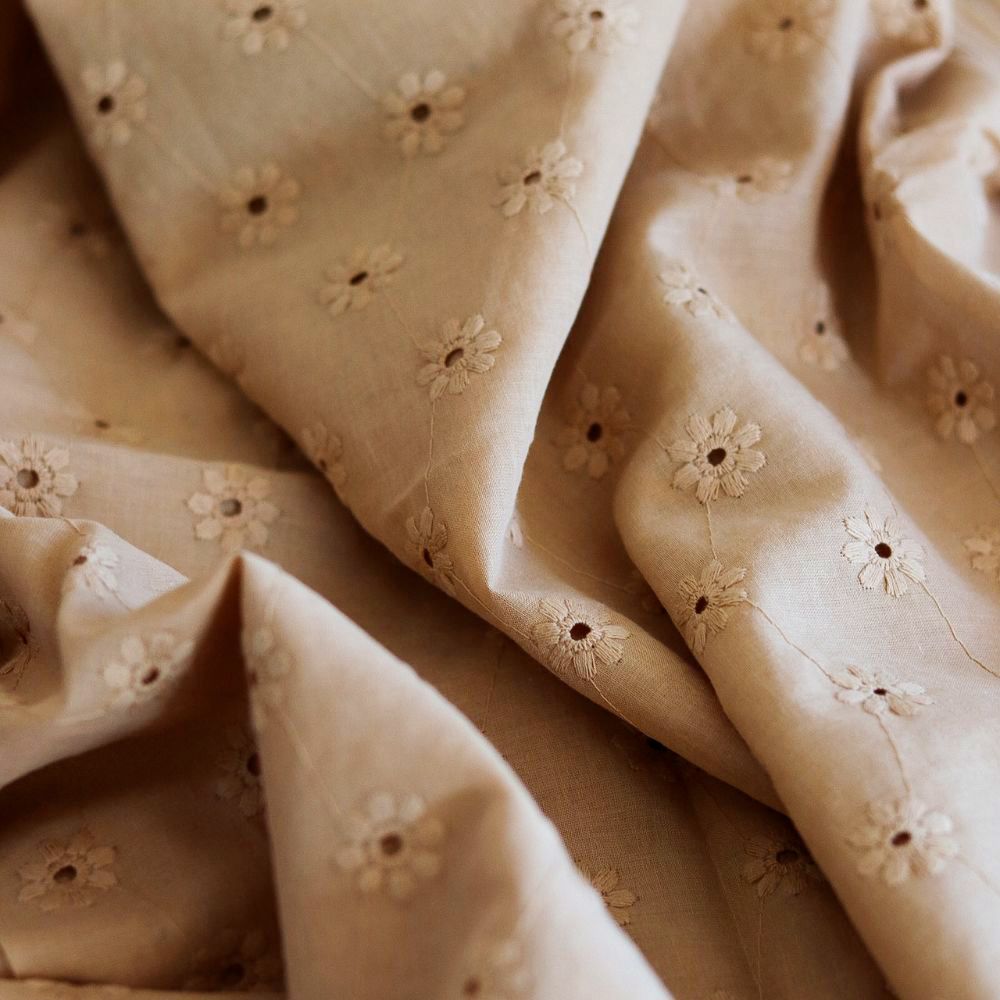 Voile de coton broderies fleuri ton sur ton camel clair