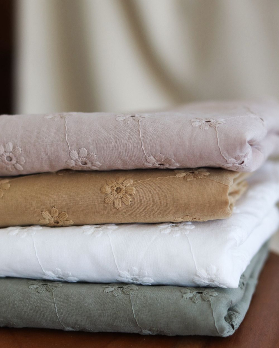 Voile de coton broderies fleuri ton sur ton camel clair