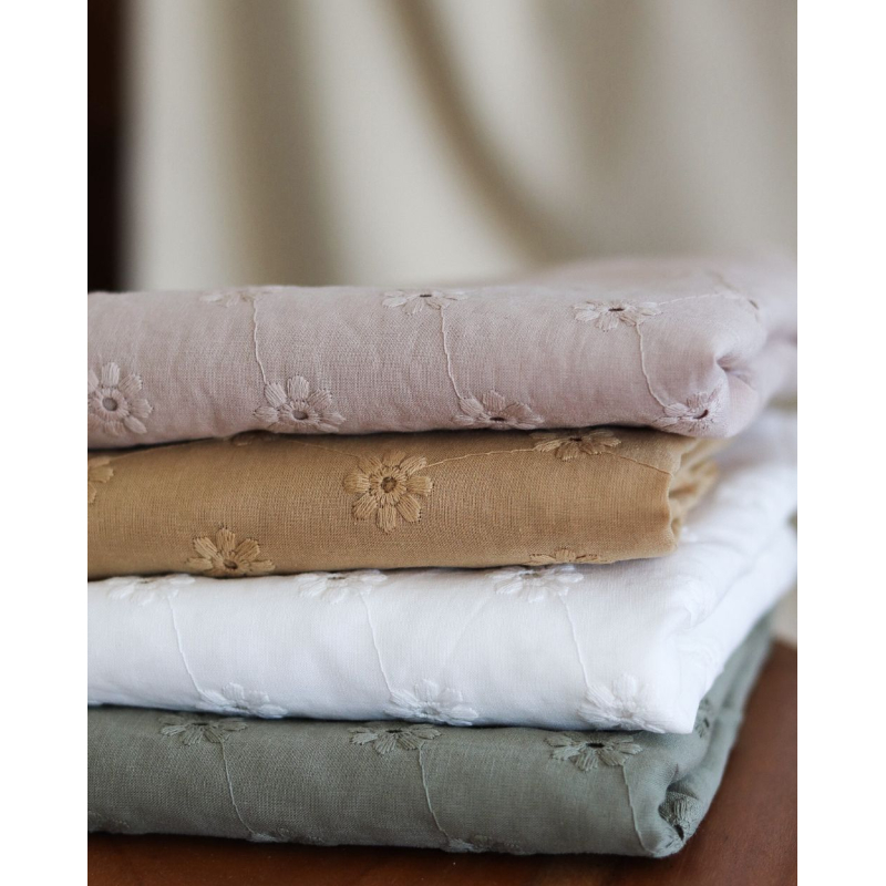 Voile de coton broderies fleuri ton sur ton camel clair