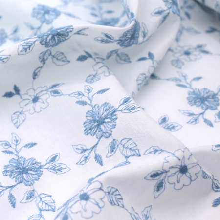 Tissu coton organique broderies fleurs bleu