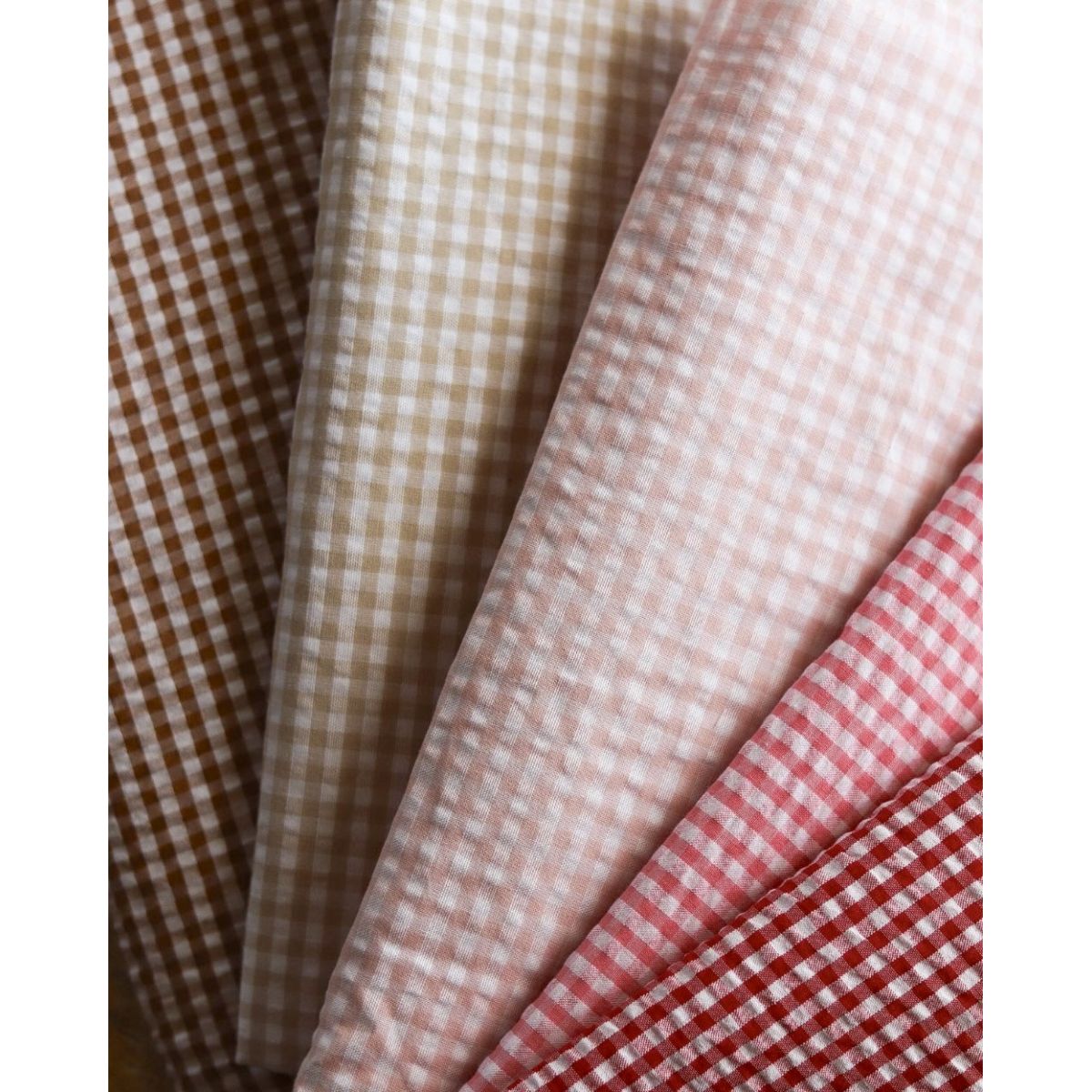 Seersucker / Coton mélangé gaufré vichy blanc et rouge Seersucker / Coton mélangé gaufré vichy blanc et rouge