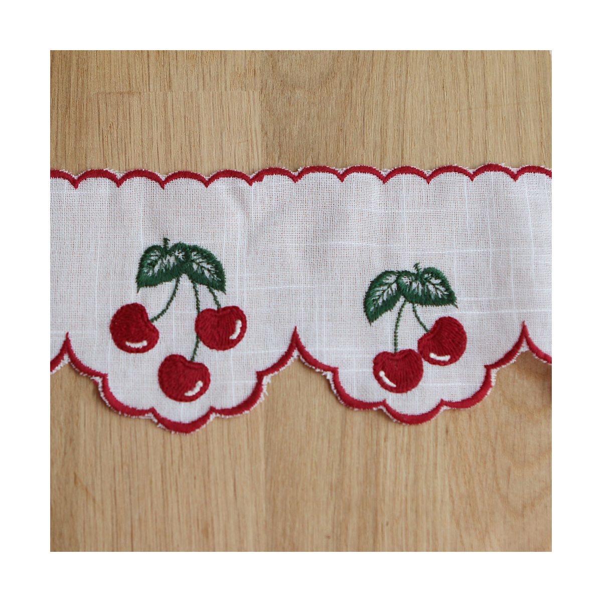 Galon broderie cerises rouges 95mm x1m Galon broderie cerises rouges 95mm x1m