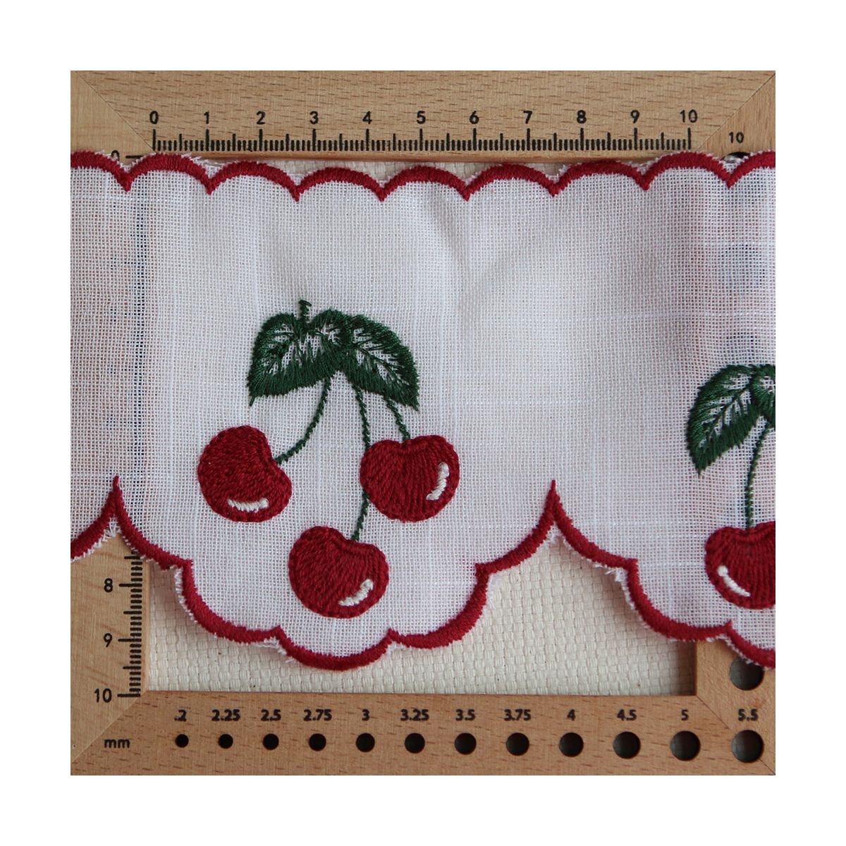 Galon broderie cerises rouges 95mm x1m Galon broderie cerises rouges 95mm x1m