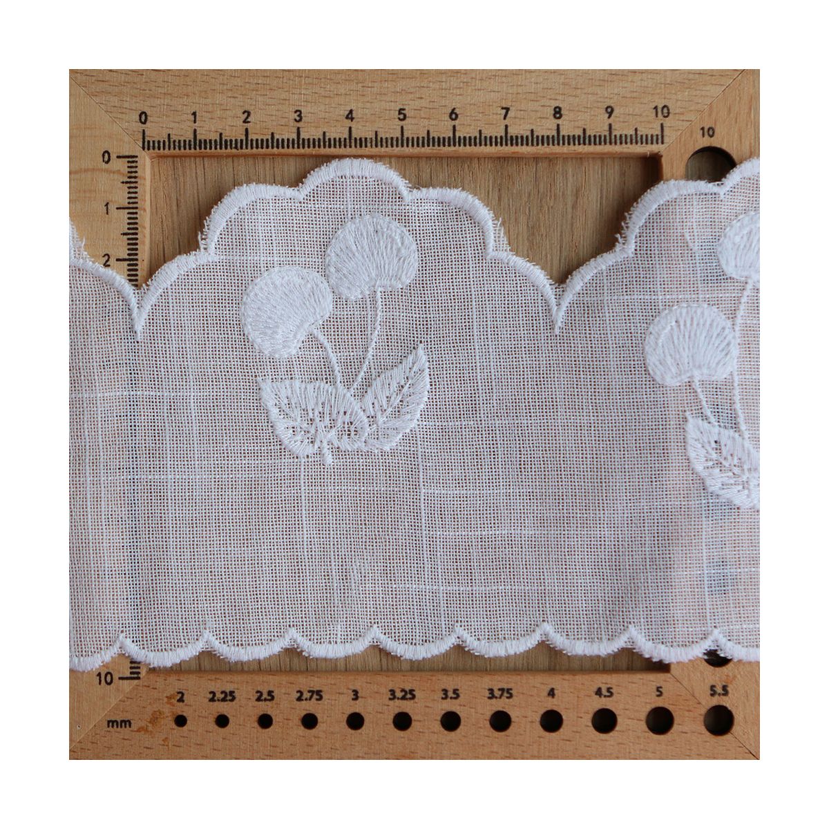 Galon broderie cerises ton sur ton blanc 95mm x1m Galon broderie cerises ton sur ton blanc 95mm x1m