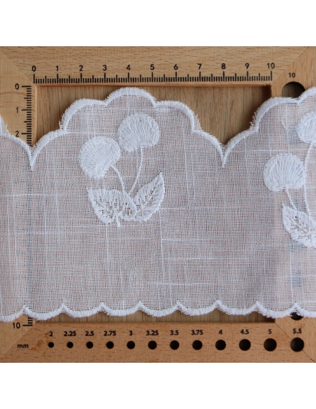 Galon broderie cerises ton sur ton blanc 95mm x1m