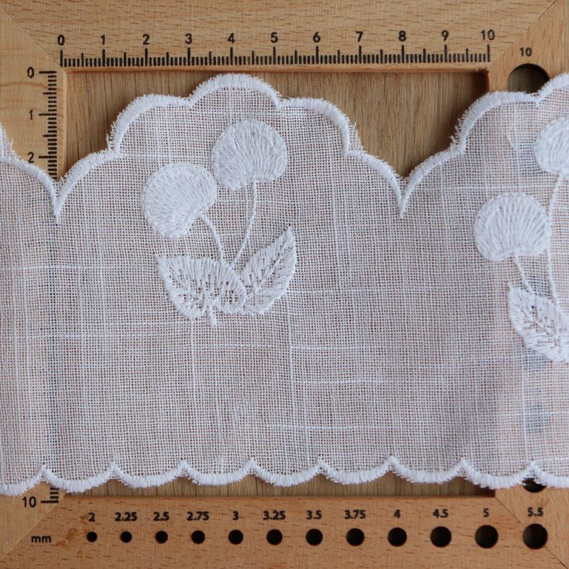 Galon broderie cerises ton sur ton blanc 95mm x1m