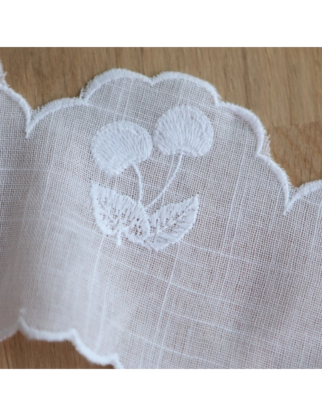 Galon broderie cerises ton sur ton blanc 95mm x1m