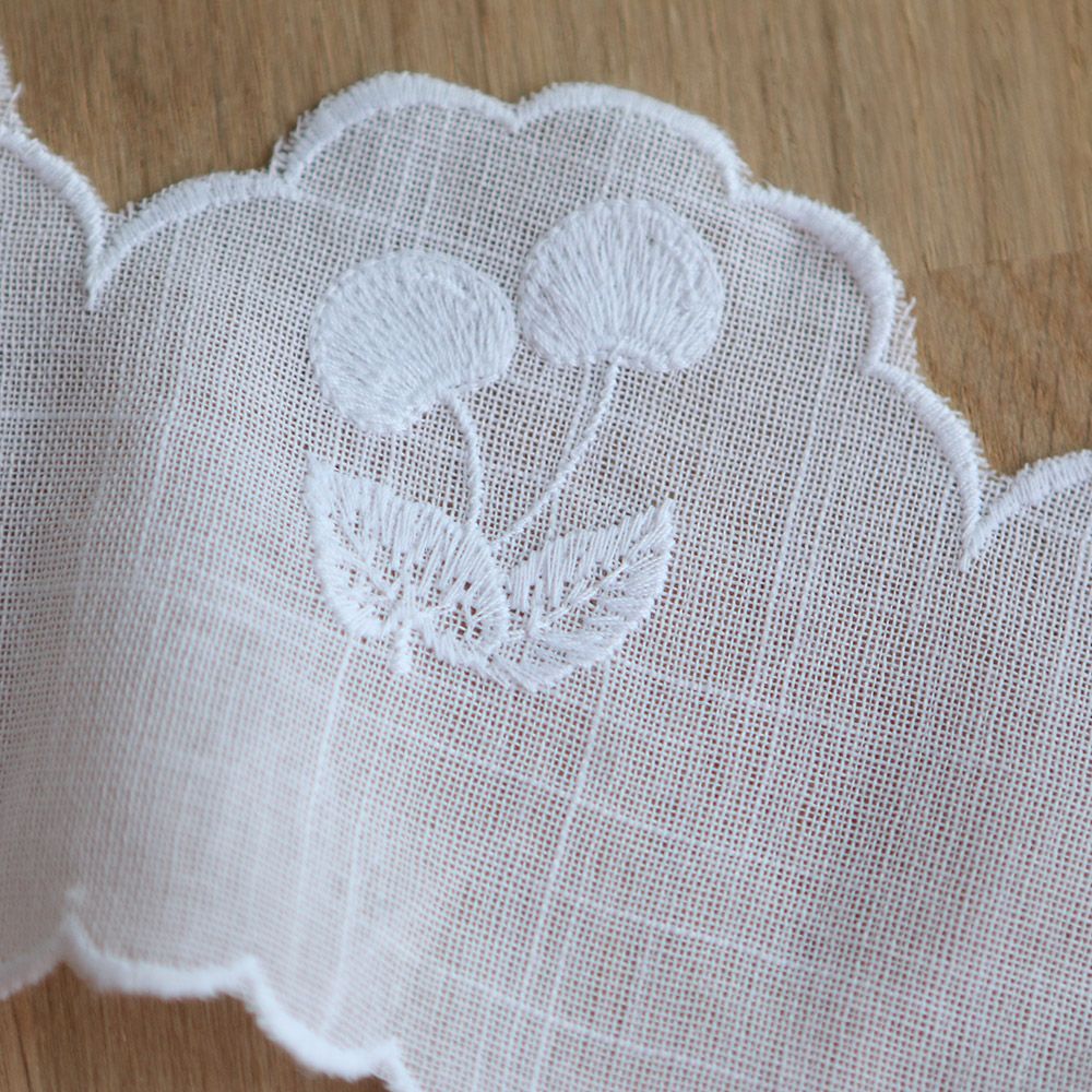 Galon broderie cerises ton sur ton blanc 95mm x1m